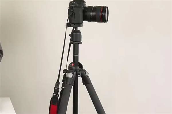 你自以為會用，其實卻用錯了的器材：相機(jī)背帶